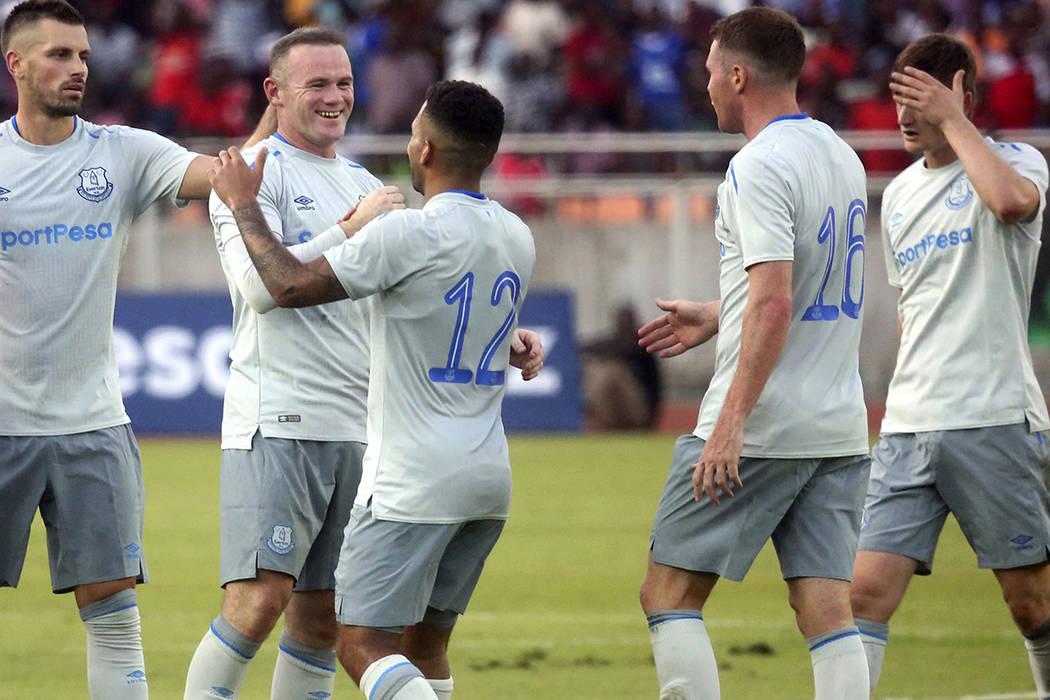 El delantero del Everton Wayne Rooney, 2do. Izquierdo, es felicitado por sus compañeros de equipo después de que marcó un gol contra Gorya Mahia de Kenia durante su partido amistoso del fútbol ...