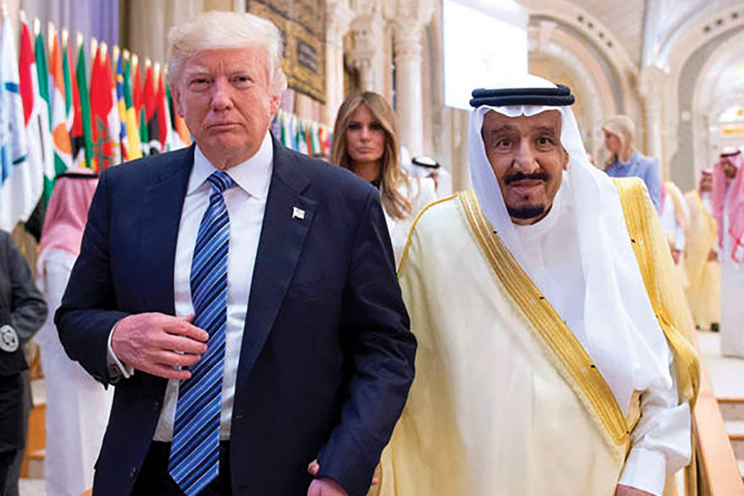El rey Arabia Saudita Salman Bin Abdulaziz Al Saud y el presidente de los Estados Unidos, Donald Trump, asisten a la cumbre de líderes árabes y musulmanes en Riyadh, Arabia Saudí el 21 de mayo  ...