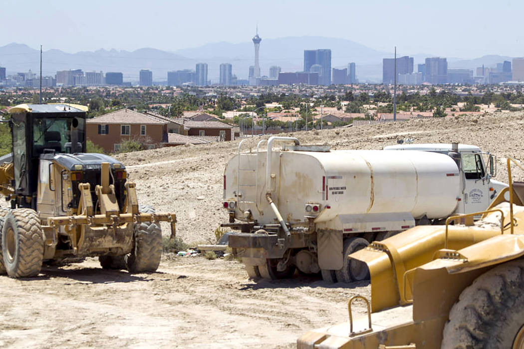 Maquinaria pesada hace su camino a través del sitio del proyecto ‘Villages at Tule Springs’ en North Las Vegas, el lunes 26 de junio de 2017. | Foto Richard Brian/ Las Vegas Review-Journal.