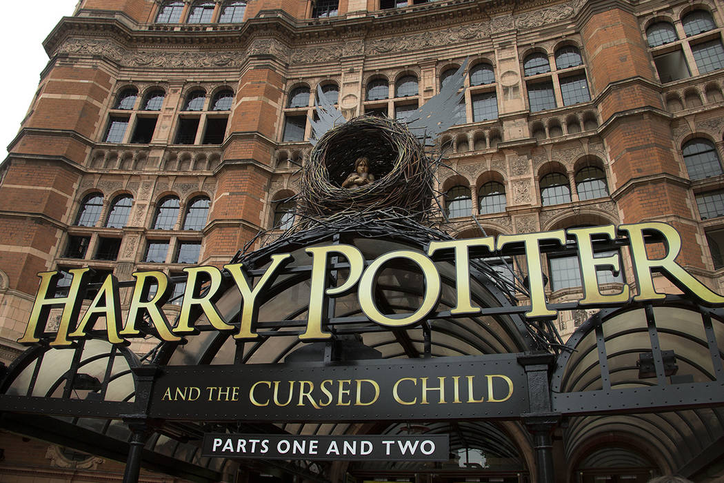 ARCHIVO - Esta foto de archivo del 30 de julio de 2016 muestra el Teatro Palace en el centro de Londres, que muestra una producción teatral de "Harry Potter y el Niño Maldito". | Foto de Joel Ry ...