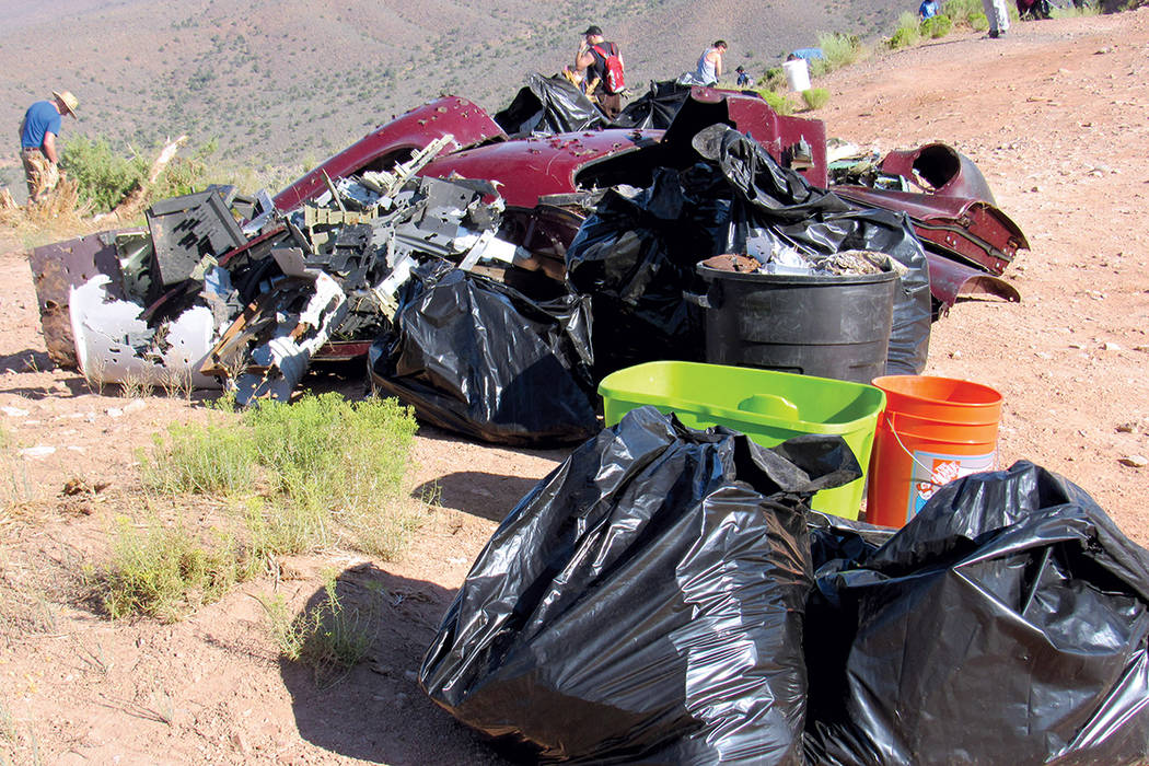 Casi una tonelada de desechos fue colectada por voluntarios de Sierra Club y otras organizaciones, en la jornada de limpieza de Lovell Canyon. | Fotos Cortesía Sierra Club.