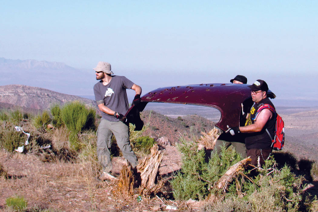Voluntarios de Sierra Club y otras organizaciones recogieron chatarra y basura en Lovell Canyon, el 15 de julio durante la “Latino Conservartion Week”. | Fotos Cortesía Sierra Club.