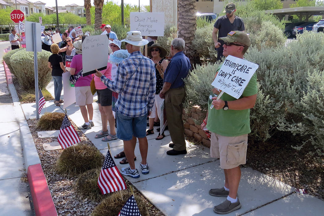 Decenas de personas continuaron pidiéndole al senador Heller votar ‘no’ contra la revocación de Obamacare. Martes 18 de julio en el exterior de la oficina del senador Dean Heller. | Foto Ant ...
