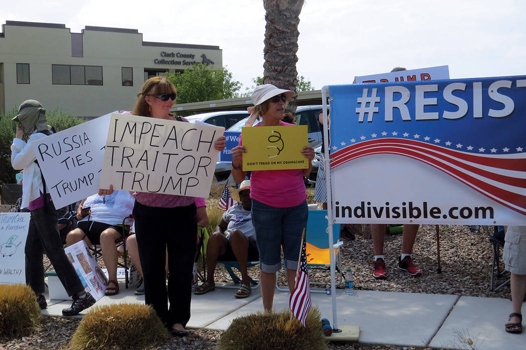La protesta ‘Resist Trump’ se enfocó en mostrar apoyo a Obamacare. Martes 18 de julio en el exterior de la oficina del senador Dean Heller.  | Foto Anthony Avellaneda/ El Tiempo.