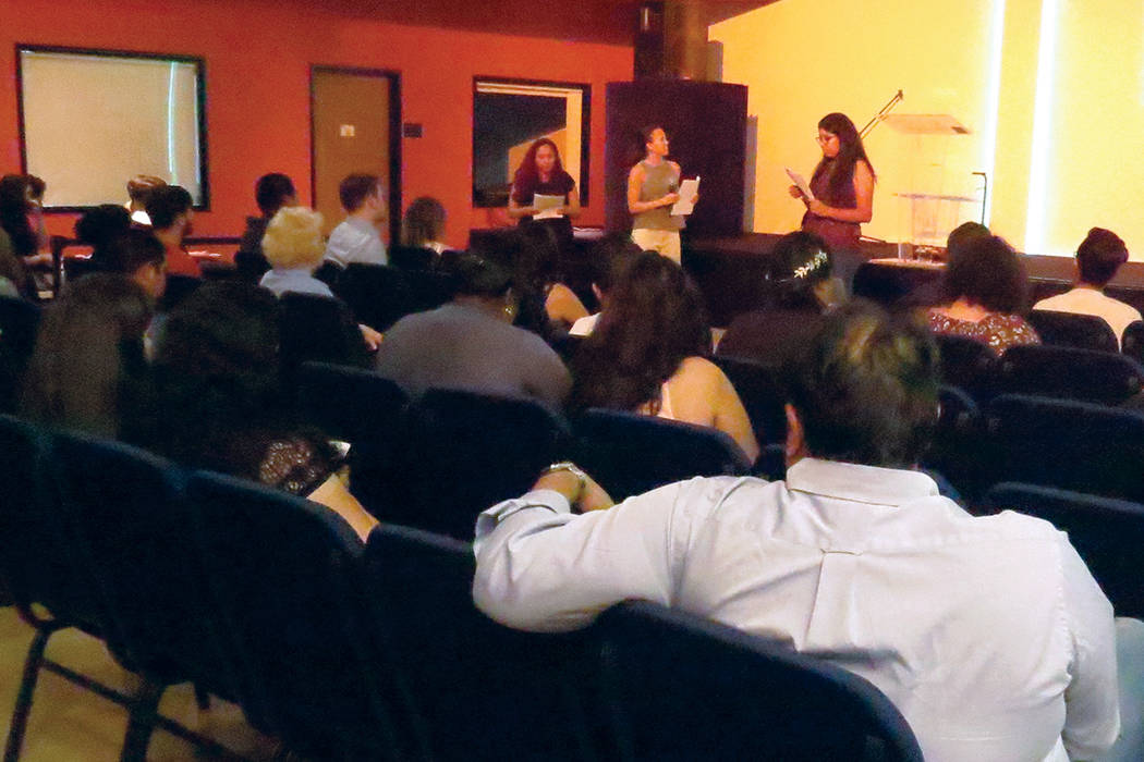 Los asistentes se informaron sobre el impacto de las plantas de energía de carbono en las comunidades cercanas a las mismas. Miércoles 19 de julio en la iglesia CAF. | Anthony Avellaneda/ El Tiempo.