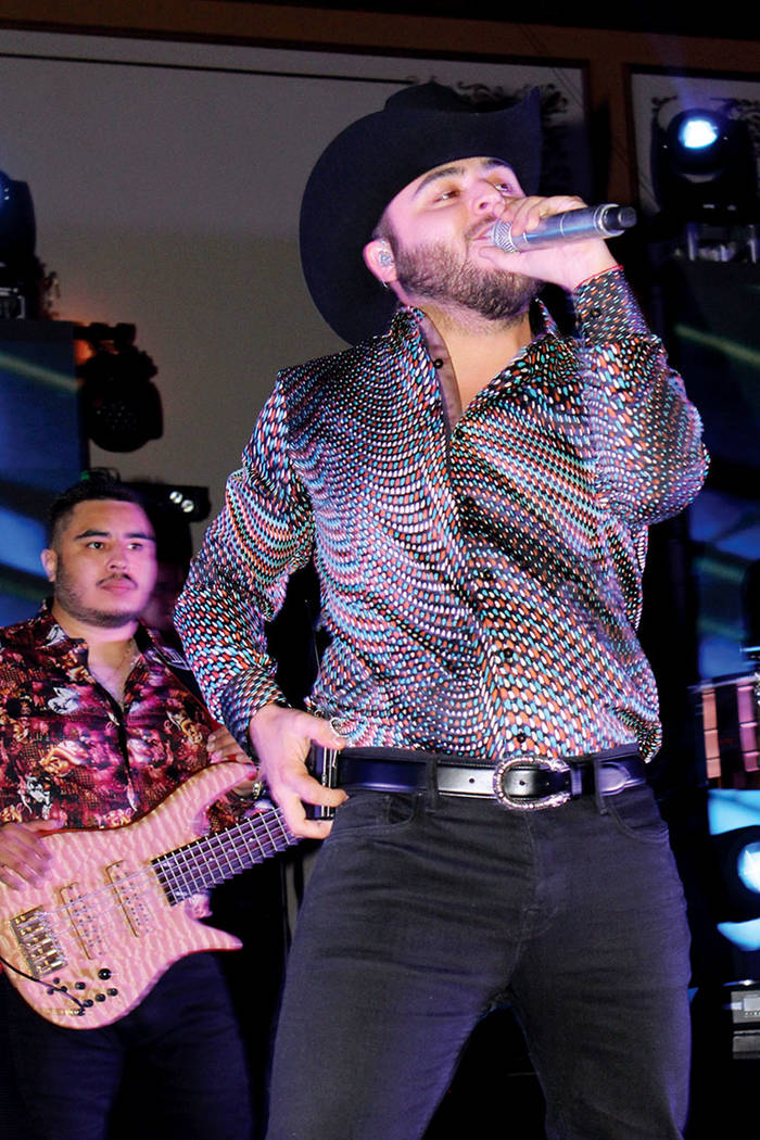 De lado a lado del escenario, Ortiz saludó a su público que se puso a bailar.| Cristian De la Rosa / El Tiempo.