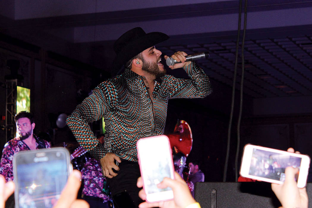 De lado a lado del escenario, Ortiz saludó a su público que se puso a bailar. | Cristian De la Rosa / El Tiempo.