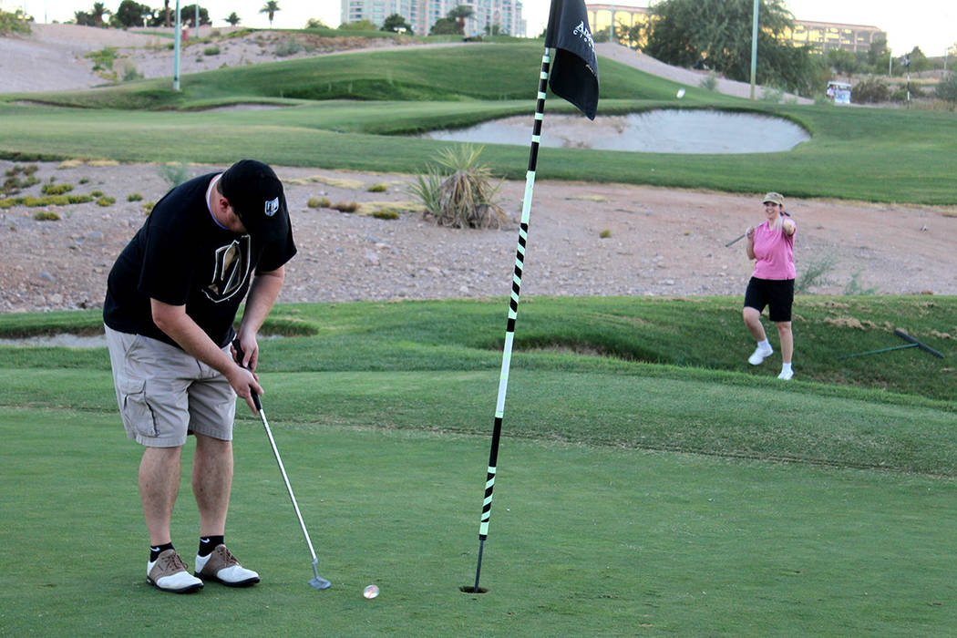 2. Los asistentes al torneo, mostraron su apoyo a la comunidad y al nuevo equipo de Las Vegas. Viernes 18 de agosto en el campo de golf Angel Park. | Foto Cristian De la Rosa/ El Tiempo.