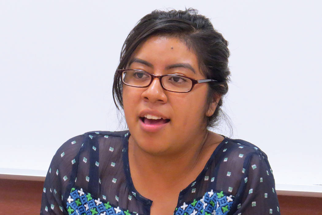 “Sí se puede llegar a la universidad siendo inmigrante indocumentado, con o sin DACA”: Esmeralda Cruz, beneficiaria de DACA. Miércoles 23 de agosto en el Centro Comunitario del Este de Las V ...