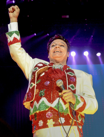 El ícono de la música mexicana, Juan Gabriel, fue captado aquí durante uno de sus conciertos en Las Vegas para celebrar las fiestas patrias en septiembre del 2014. (Foto Archivo. Glenn Pinkerto ...
