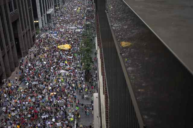 Decenas de miles de personas marchan por la 6th Avenida en Nueva York el 21 de septiembre de 2014. La multitud incluyó agricultores, granjeros, pescadores y al secretario de las Naciones Unidas,  ...