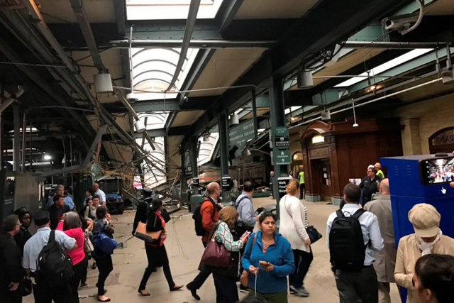 Este es el panorama de la estación de tren en Hoboken, New Jersey, donde un tren se desrieló y chocó con el edificio, la mañana del jueves 29 de septiembre del 2016. (Foto cortesía David Rich ...