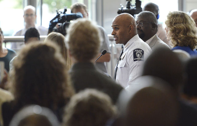 El jefe de Policia deCharlotte-Mecklenburg, Kerr Putney habla ante la prensa el miércoles 21. (Foto archivo John D. Simmons/The Charlotte Observer via AP).