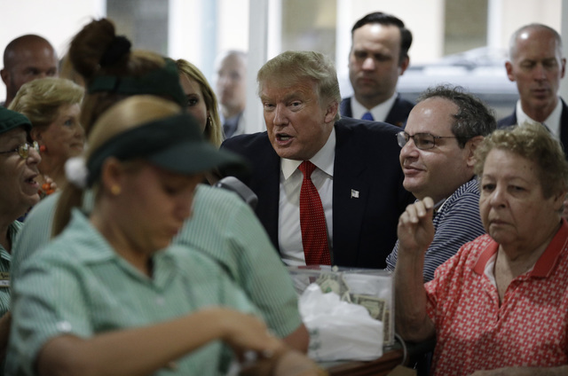 El candidato republicano Donald Trump visita un restaurante, el martes 27 de Septiembre del 2016, en Miami. (AP Photo/John Locher).