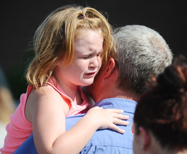 La niña Lilly Chapman, de 8 años de edad, llora al ser reunida con su padre, John Chapman, en la iglesia "Oakdale Baptist", el miércoles 28 de septiembre del 2016, en el poblado Townville, Caro ...