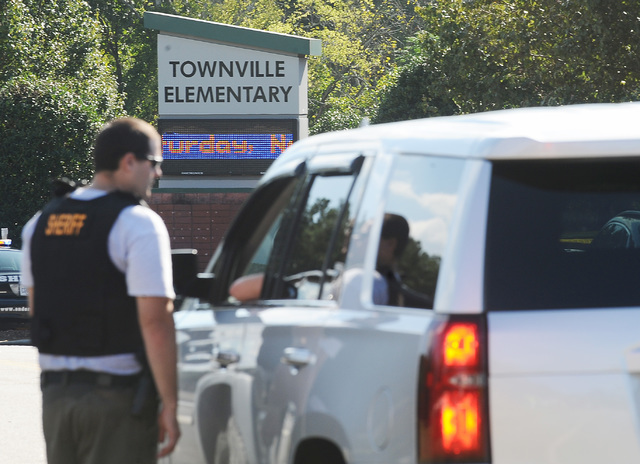 Miembros de la fuerza policial se ven aquí frente a la "Townville Elementary School" el miércoles 28 de septiembre del 2016, en la poblacion de Townville, Carolina del Sur. Un adolescente dispar ...