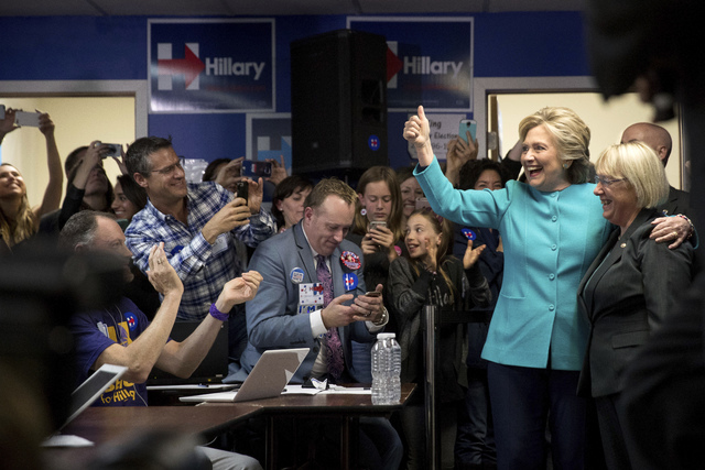 La candidata demócrata a la presidencia, Hillary Clinton, aparece acompañada de la senadora Patty Murray (D-Wash.), en una oficina de su campaña en Seattle, Washington, el pasado 4 de octubre d ...