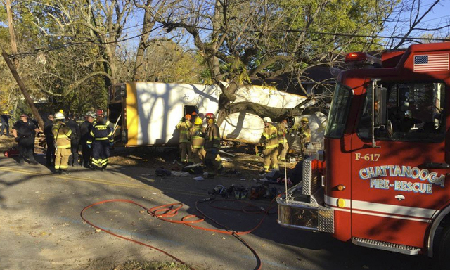 En esta foto proporcionada por el Departamento de Bomberos de Chattanooga via Chattanooga Times Free Press, los bomberos trabajan en la escena del accidente fatal que dejó muertos a cinco niños  ...