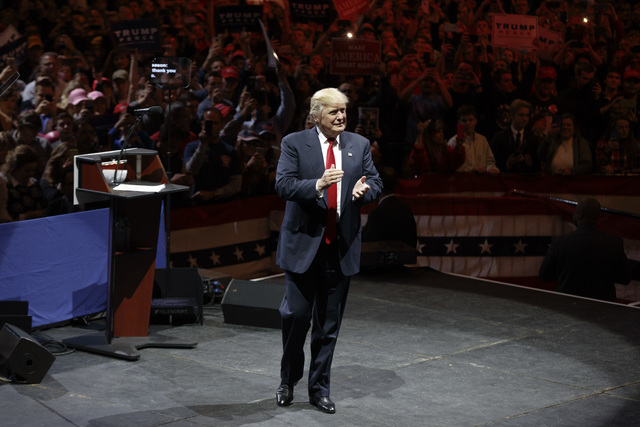 El Presidente electo Donald Trump a su llegada el uno de diciembre del 2016, a un evento en Cincinnati, de agradecimiento a los votantes por su triunfoi. (AP Photo/Evan Vucci).