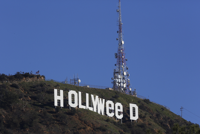 El famoso letrero Hollywood apareció vandalizado así el domingo uno de enero del 2017, en referencia a la proposición 64 que en las elecciones de noviembre pasado fue aprobada, el uso recreativ ...