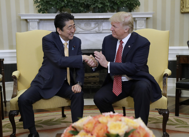 El Presidente Donald Trump saluda de mano al primer ministro de Japón, Shinzo Abe, en la oficina Oval de la Casa Blanca, el  10 de Febrero del 2017. (AP Photo/Evan Vucci).