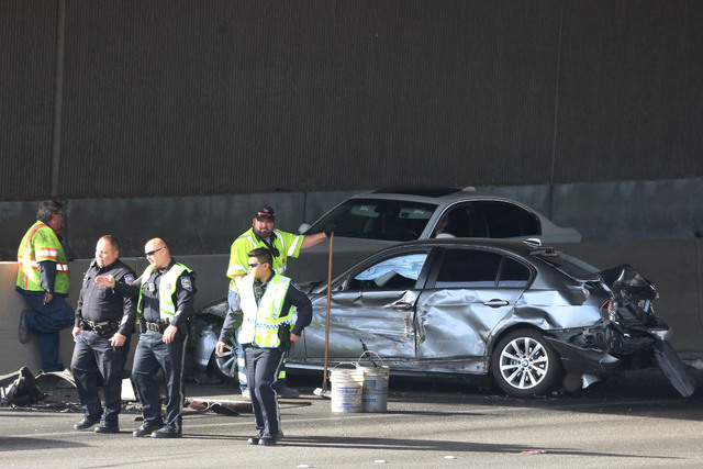 Oficiales de la Patrulla de Caminos de Nevada investigan el accidente de varios autos en la carretera 95 cerca de Decatur, la mañana del martes 13 de diciembre del 2016. (Bizuayehu Tesfaye/Las Ve ...