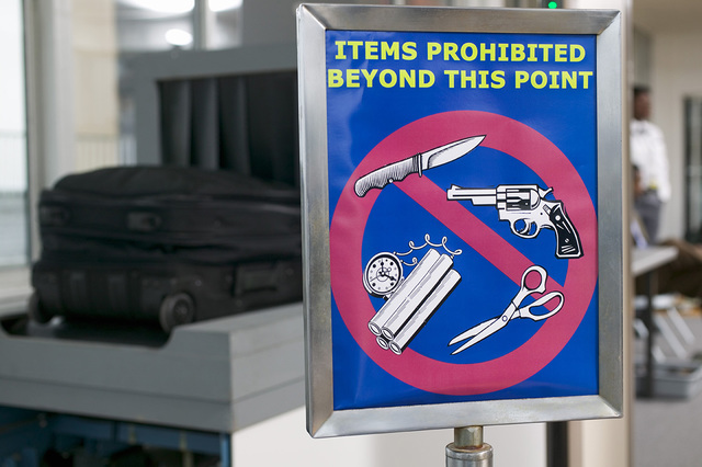 Consulte las regulaciones de TSA para averiguar las limitaciones sobre los siguientes tipos de artículos.