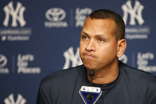 El bateador de los Yankees de New York, Alex Rodríguez hace una pausa durante una conferencia de prensa el domingo 7 de agosto de 2016  en Nueva York, después de anunciar que el viernes 12 de ag ...