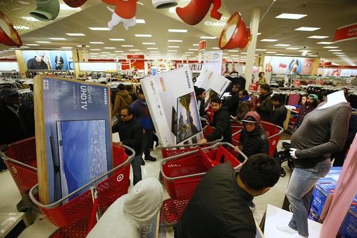 Consumidores toman ventaja del "Black friday" en la tienda Target, con las ofertas en electrónicos, el jueves 24 de noviembre del 2016, en Jersey City, N.J. Muchas tiendas abrieron antes del vier ...