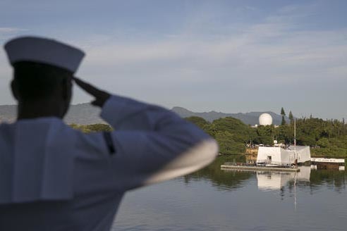 Un marinero hace un saludo marcial ante el USS Arizona memorial el miércoles 7 de diciembre del 2016  en Honolulu, en el 75o. aniversario del ataque japonés a Pearl Harbor. (AP Photo/Marco Garcia).
