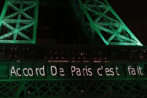 La Torre Eiffel de la ciudad de París, Francia, se iluminó de verde y muestra el mensaje: "El Acuerdo de París está hecho". El Acuerdo de la mayoría de naciones busca bajar la emisión de gas ...