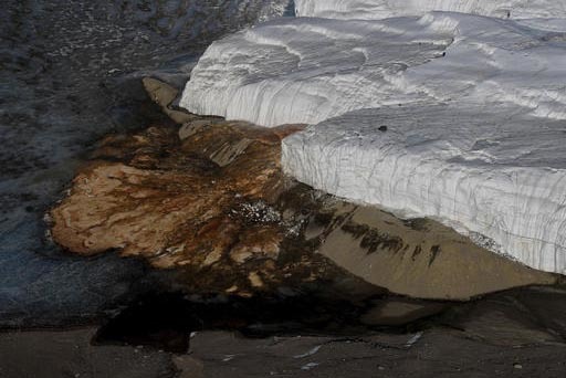 El Glaciar Taylor, cerca de la estación McMurdo, en la Antártida, tiene partes descubiertas de hielo, que muestran el suelo, en foto del 12 de noviembre del 2016, cuando el secretario de estado  ...