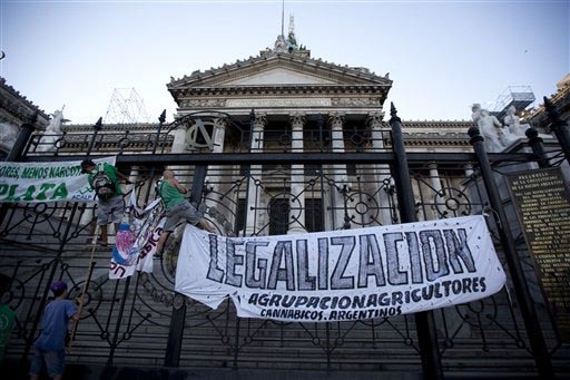 Manifestantes cuelgan mantas con la leyenda que pide la legalización del cultivo de marihuana, el pasado 4 de diciembre del 2014. Ahora el pasado 23 de noviembre del 2016 la Cámara de diputados  ...