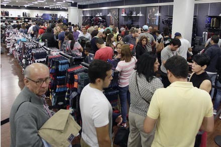 Consumidores hacen fila para pagar por su mercancía, con las ofertas de "Black Friday", en la tienda Tommy Hilfiger, el viernes 25 de noviembre del 2016, en Miami. (AP Photo/Alan Diaz).