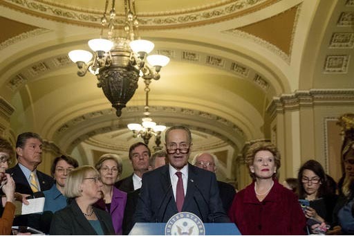 El Senador Chuck Schumer, D-N.Y., al centro, fue elegido líder de la minoría demócrata en el senado nacional en Washington DC, el 16 de noviembre del 2016. Al hablar ante la prensa lo acompaña ...