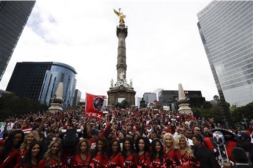 Las jóvenes porristas del equipo de fútbol americano Texans, de Houston, Texas, Estados Unidos, se presentaron en el monumento del Ángel de la Independencia en la Ciudad de México, el domingo  ...