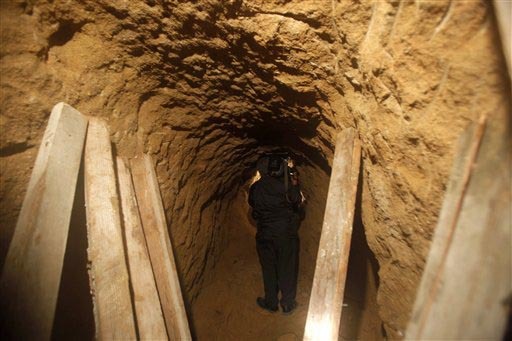 En esta foto de archivo un camarógrafo toma imagen dentro de un túnel en la frontera México - Estados Unidos, el 27 de octubre del 2009, en Tijuana, México. Ahora el 13 de diciembre del 2016 a ...