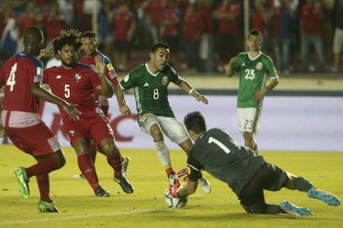Marco Fabian, (8) del seleccionado mexicano intenta anotar gol pero el portero de la selección de Panamá detiene el balón, durante el partido de fútbol jugado el 15 de noviembre del 2016 en la ...