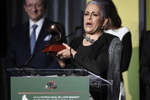 La cantante Eugenia Leon acepta su premio al Mérito en los Latin Grammy, el 16 de noviembre del 2016, en Las Vegas. (Photo by Chris Pizzello/Invision/AP).