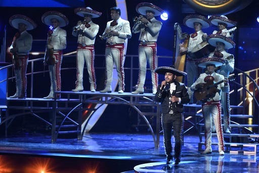 El cantante mexicano Espinoza Paz, con el Mariachi Sol de México, aparece en esta foto del 19 de noviembre del 2015 en la edición 16 de los Latin Grammy en el MGM Grand Garden Arena en Las Vegas ...