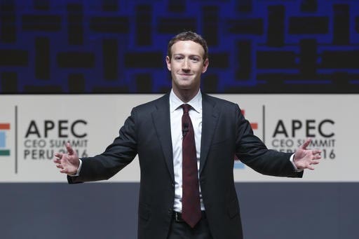 Mark Zuckerberg, presidente y director general de Facebook, aparece en esta foto del 19 de noviembre del 2016, cuando habló en la Cumbre anual de la Asia Pacific Economic Cooperation (APEC) en Li ...