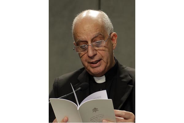 Monseñor Rino Fisichella lee la carta apostólica del Papa Francisco permitiendo a los sacerdotes absolver el "pecado grave" del aborto, durante una conferencia de prensa, el lunes 21 de noviembr ...