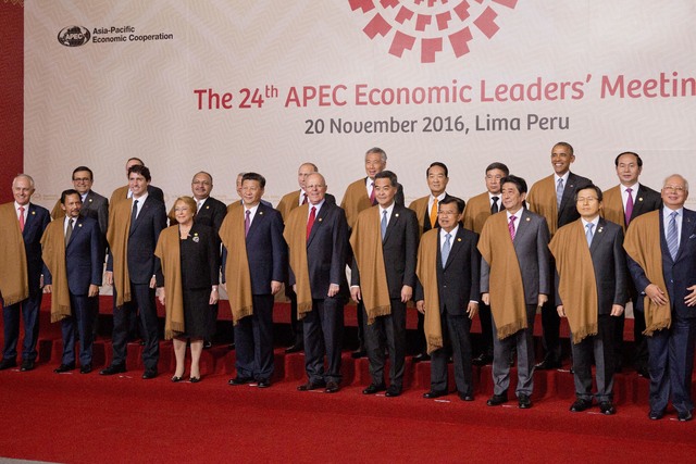 Los líderes de la alianza comercial APEC (Asia Pacific Economic Cooperation), reunidos en Lima, Perú, el domingo 20 de noviembre del 2016. El presidente Barack Obama se ubica en la fila trasera  ...