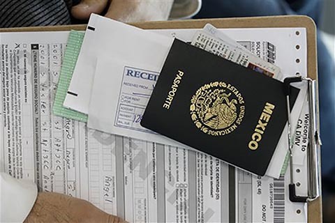 Pasaporte mexicano. (Foto archivo AP/Nick Ut).