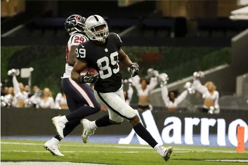 Amari Cooper, recibidor de los Oakland Raiders se apunta un touchdown en la segunda mitad del partido de la NFL contra los Texans de Houston, el lunes 21 de noviembre del 2016, en la Ciudad de Mé ...