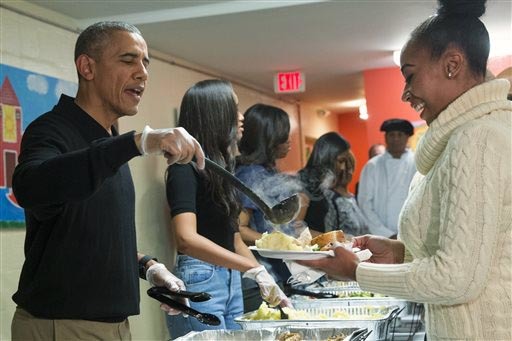 El Presidente Barack Obama ayuda a servir la cena de Thanksgiving en el evento "Feast with Friends" en el Centro de Desamparados "Friendship Place", el 25 de noviembre del 2015, en Washington. "Fr ...