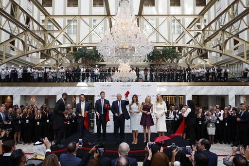 El candidato republicano a la presidencia, Donald Trump,  acompañado de su familia inauguró el "Trump International Hotel" en lo que fue el edificio viejo postal, el 26 de octubre del 2016, en W ...