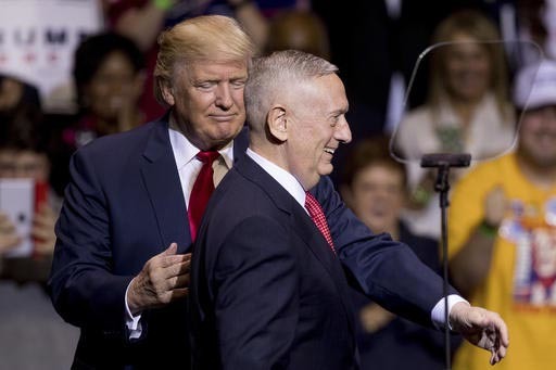 El Presidente electo Donald Trump saluda al general retirado de los Marine Corps., James Mattis, a la derecha, y lo anunció como su designado para secretario de Defensa durante un evento en Fayet ...