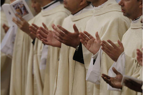 Sacerdotes atienden la misa por año nuevo celebrada por el Papa Francisco en la Basílica de San Pedro, en Ciudad del Vaticano, el uno de enero del 2017. (AP Photo/Andrew Medichini).