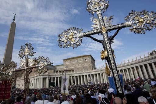 Unos crucifijos se ven desplegados en la plaza de San Pedro, en el El Vaticano, mientras el Papa Francisco otorga su bendición desde la ventana de su estudio, en una oracion pública, el domingo  ...